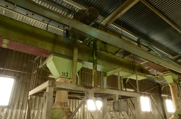 Silo de maïs (intérieur). Gros plan de l'ancienne usine . — Photo