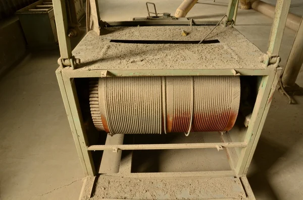 Καλαμπόκι σιλό (εσωτερικό). Κοντινό πλάνο σε ειδικό μηχάνημα. Παλιό εργοστάσιο. — Φωτογραφία Αρχείου