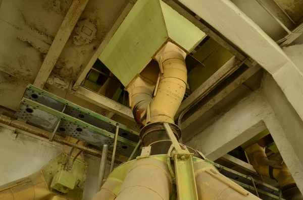 Graan silo (interieur). Maïs dust covers metalen buizen. Close-up van metaal fabriek plafond. — Stockfoto