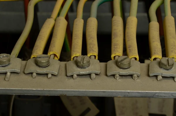 Primer plano de los cables. Conductor de puesta a tierra, plomo a tierra, plomo a tierra con polvo . — Foto de Stock