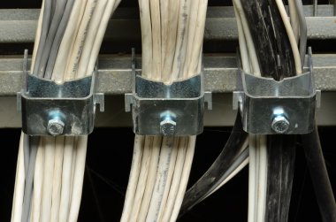 Elektrik dağıtım panosu (Santral) closeup. Kablo demeti.