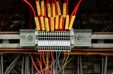 Elektrik telleri (Faz iletkenler) bağlantı. Elektrik bağlantısı ya da terminal kelepçeler Elektrik kablolar ve teller için engeller.