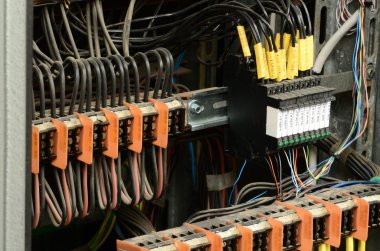 Elektrik telleri (Faz iletkenler) elektrik dağıtım panosundaki bağlantı.