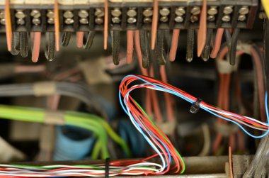 Elektrik telleri (faz ve nötr iletken) bir elektrik dağıtım panosundaki demetleri.