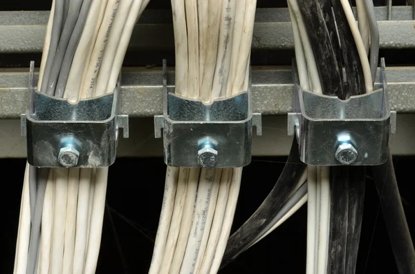 Primer plano de la placa de distribución eléctrica (centralita). Paquete de cables . —  Fotos de Stock