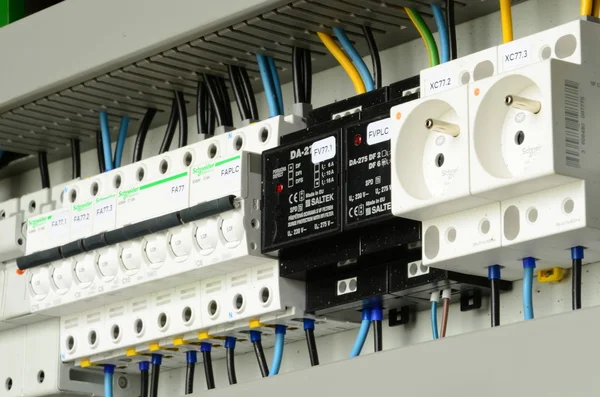 Schneider elektrische circuit breakers en punten van de stekker in een elektrische schakelbord. — Stockfoto