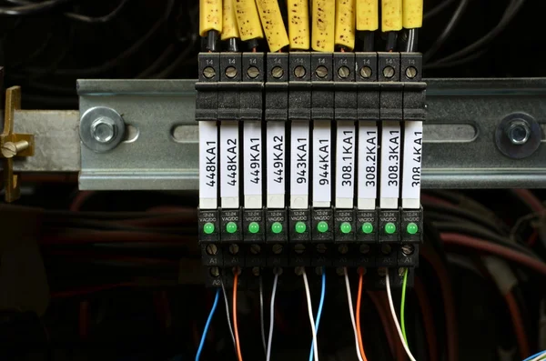 Połączenia przewodów elektrycznych z lampy operacyjne. — Zdjęcie stockowe