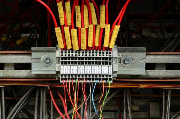 Połączenia przewodów elektrycznych (przewody fazowe). Złącze elektryczne lub terminalu blokuje zaciski do kabli elektrycznych oraz przewodów. — Zdjęcie stockowe