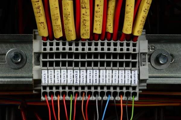 विद्युत तारों का कनेक्शन (चरण कंडक्टर)। विद्युत केबल और तारों के लिए विद्युत कनेक्टर या टर्मिनल ब्लॉक क्लैंप . — स्टॉक फ़ोटो, इमेज