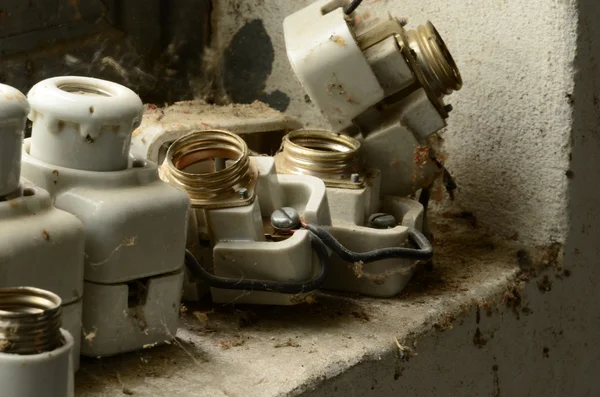 Fusibles eléctricos vintage blancos. Fusibles de cerámica vieja polvo cubierto — Foto de Stock