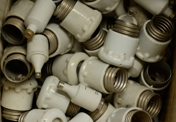 Fusíveis elétricos vintage branco. Fusíveis cerâmicos velhos na caixa . — Fotografia de Stock