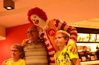 Mcdonald's 2016 Dünya çocuk günü, Ronald Mcdonald görünümünü. Ronald Mcdonald iki küçük çocuklar ve onların dedesi ile poz veriyor.