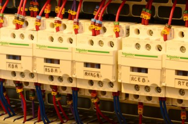 Schneider kontaktör rölesi 230vac 2nc / 3 No Cad32. Denetim Masası'ndaki röleleri kapatın.