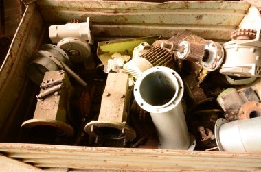 Metal kutusu/kapsayıcısında bozukluk. Kırık motor, rotor ve metal borular.