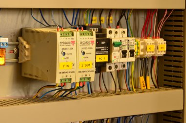  AC/DC dönüştürücüler (marka Carlo Gavazzi), dalgalanma koruma RFI filtresi, devre kesiciler (markalar Moeller ve özlem) ve Denetim Masası'nda Yay Baskılı Klemensler.