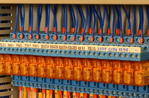 Nära håll ledningar kopplingar, multi color wire kablar med bildtext fält. — Stockfoto