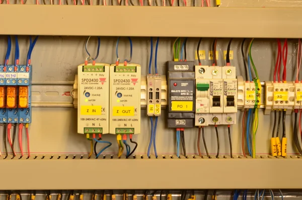 AC/DC omvormers (merk Carlo Gavazzi), surge bescherming met Rfi filter, stroomonderbrekers (merken Moeller en Kania) en klemmenstroken in het Configuratiescherm. — Stockfoto