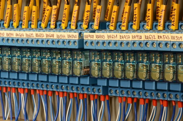 Close-up van bedrading verbindingslijnen, multi kleur draads kabels met bijschrift velden. — Stockfoto