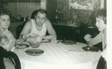 Retro Fotoğraf aile öğle yemeği sırasında gösterir. Vintage siyah ve beyaz fotoğraf.