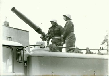 Retro fotoğraf itfaiyeciler yangın kamyon üstünde durmak gösterir. Vintage siyah ve beyaz fotoğraf. Not: Bulanıklığı, daha küçük boyutlarda daha iyi.