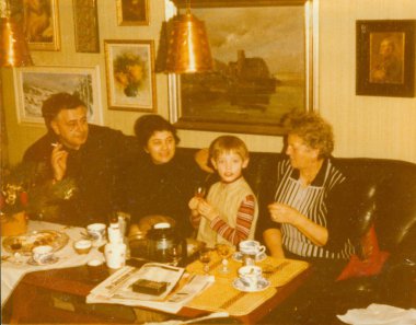 Retro Fotoğraf oturma odasında küçük ev partisi sırasında aile gösterir. Vintage renkli fotoğraf.