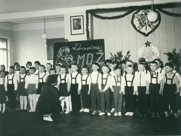 Foto retrô mostra os alunos na sala de aula. Eles celebram o Dia Internacional da Mulher (DIP). Vintage preto & branco fotografia . — Fotografia de Stock