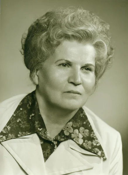 Foto retrô mostra retrato de estúdio de uma mulher idosa. Vintage preto & branco fotografia . — Fotografia de Stock