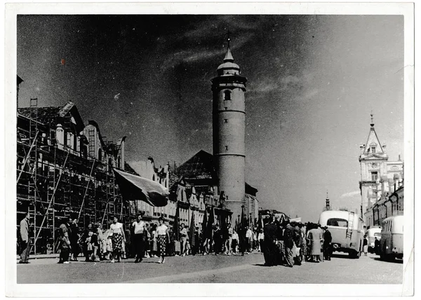 Fotografia retro arată o vedere spre strada orașului (pătrat). Fotografie de epocă alb-negru — Fotografie, imagine de stoc