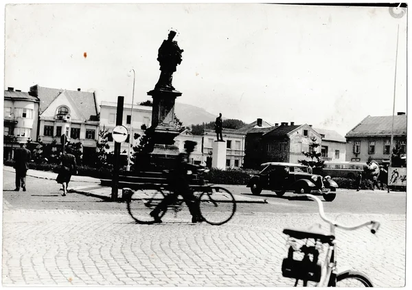 レトロな写真は、市街地(広場)の景色を示しています。黒と白のヴィンテージ写真 — ストック写真