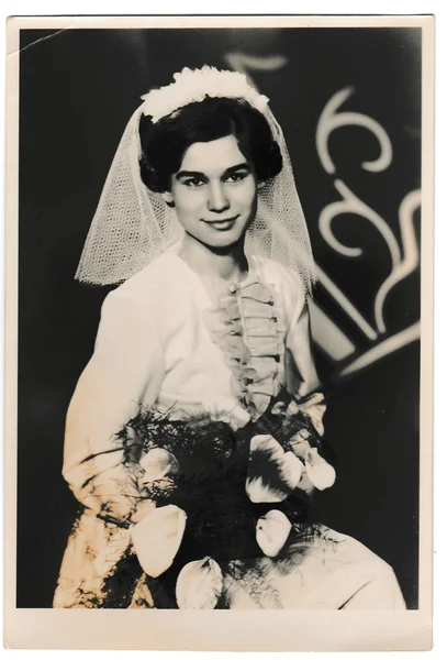 Foto retrô mostra noiva com flores brancas de kala. Preto & branco vintage fotografia — Fotografia de Stock