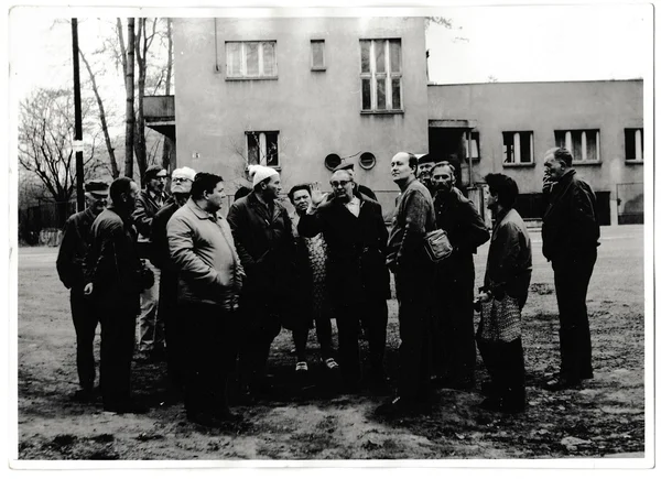 Retro photo shows tourists go for a walk. They make a decision - Which way? Black & white vintage photography. — Stock Photo, Image