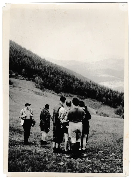 На ретро-фото туристы выходят на прогулку. Черно-белая винтажная фотография . — стоковое фото