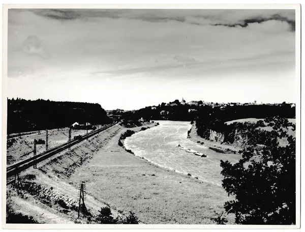 Foto retrò mostra ferrovia e pontoni sul fiume. Fotografia vintage in bianco e nero . — Foto Stock