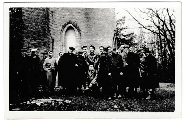 レトロな写真は、展望台(Ded)の前でポーズをとる人々のグループを示しています。ヴィンテージ白黒写真. — ストック写真