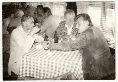 Retro fotoğraf erkekler barda (Inn) gösterir. Vintage siyah ve beyaz fotoğraf.