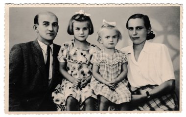 Retro fotoğraf Rusya aile gösterir. Genç kızı Lenocka adı verilmiştir. Vintage siyah ve beyaz fotoğraf.