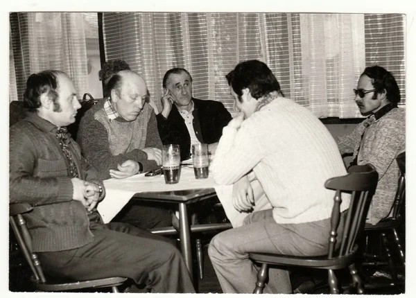 Photo rétro montre les hommes dans le pub (auberge). Photographie vintage noir & blanc . — Photo