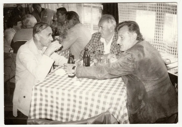 Retro fotoğraf erkekler barda (Inn) gösterir. Vintage siyah ve beyaz fotoğraf. — Stok fotoğraf