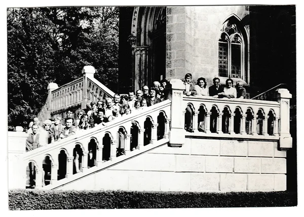 Foto retrô mostra turistas lá fora. Os turistas ficam atrás do ballustrade do castelo. Vintage preto & branco fotografia . — Fotografia de Stock