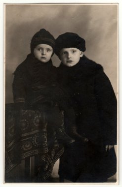  Vintage fotoğraf iki küçük erkek (2 ve 8 yaşında) gösterir. Retro siyah & beyaz fotoğraf.