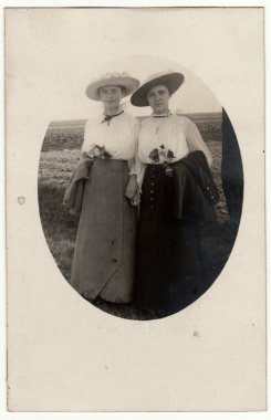  Vintage fotoğraf genç bayanlar dönem giysileri giymek gösterir. Fotoğraf oval şekilli. Retro siyah & beyaz fotoğraf.