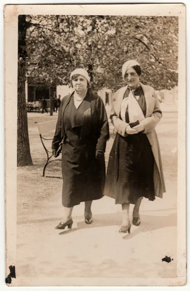 Foto vintage mostra le donne andare a fare una passeggiata nel parco della città. Fotografia retrò originale in bianco e nero . — Foto Stock