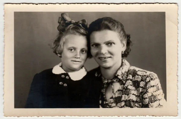 Foto vintage mostra a mãe e uma filha pequena. Retro preto & branco estúdio de fotografia . — Fotografia de Stock