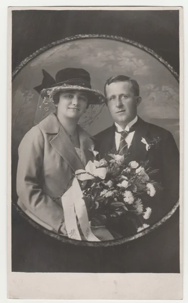 Vintage foto toont jonggehuwden. De fotografie is ronde vorm. Retro zwart & wit fotografie. — Stockfoto