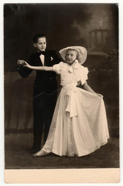 Vintage photo shows a dancing couple (children). A young couple takes dancing lessons. Retro black & white photography. — Stock Photo, Image