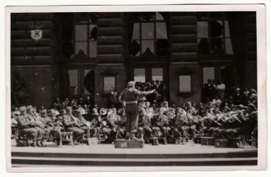 Vintage fotoğraf ordu orkestra dışında çalış gösterir. Retro siyah & beyaz fotoğraf.