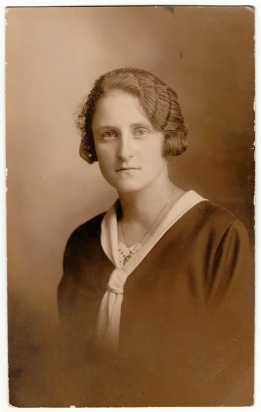 Foto vintage muestra mujer - retrato. Retro fotografía de estudio en blanco y negro con efecto sepia . — Foto de Stock