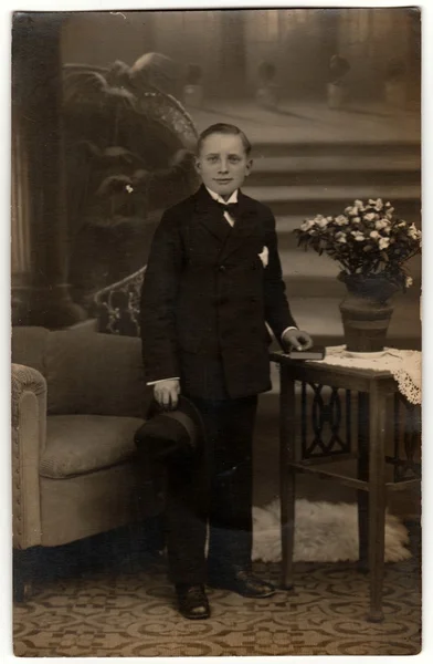 Photo vintage montre l'homme pose dans une chambre élégante. Photographie noir et blanc avec effet sépia . — Photo