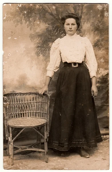 Vintage foto mostra donna posa in una stanza elegante. Fotografia in bianco e nero con effetto seppia . — Foto Stock