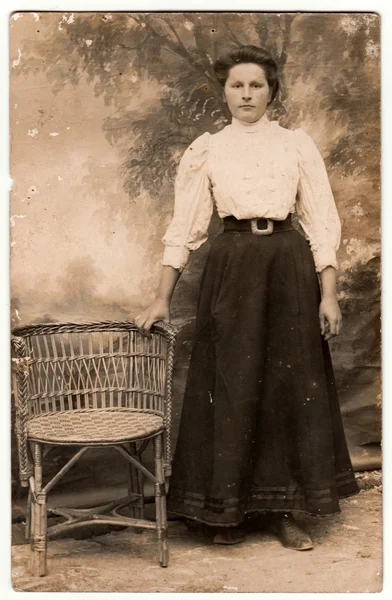 Vintage photo shows woman poses in an elegant room. Black & white photography with sepia effect. — Stock Photo, Image